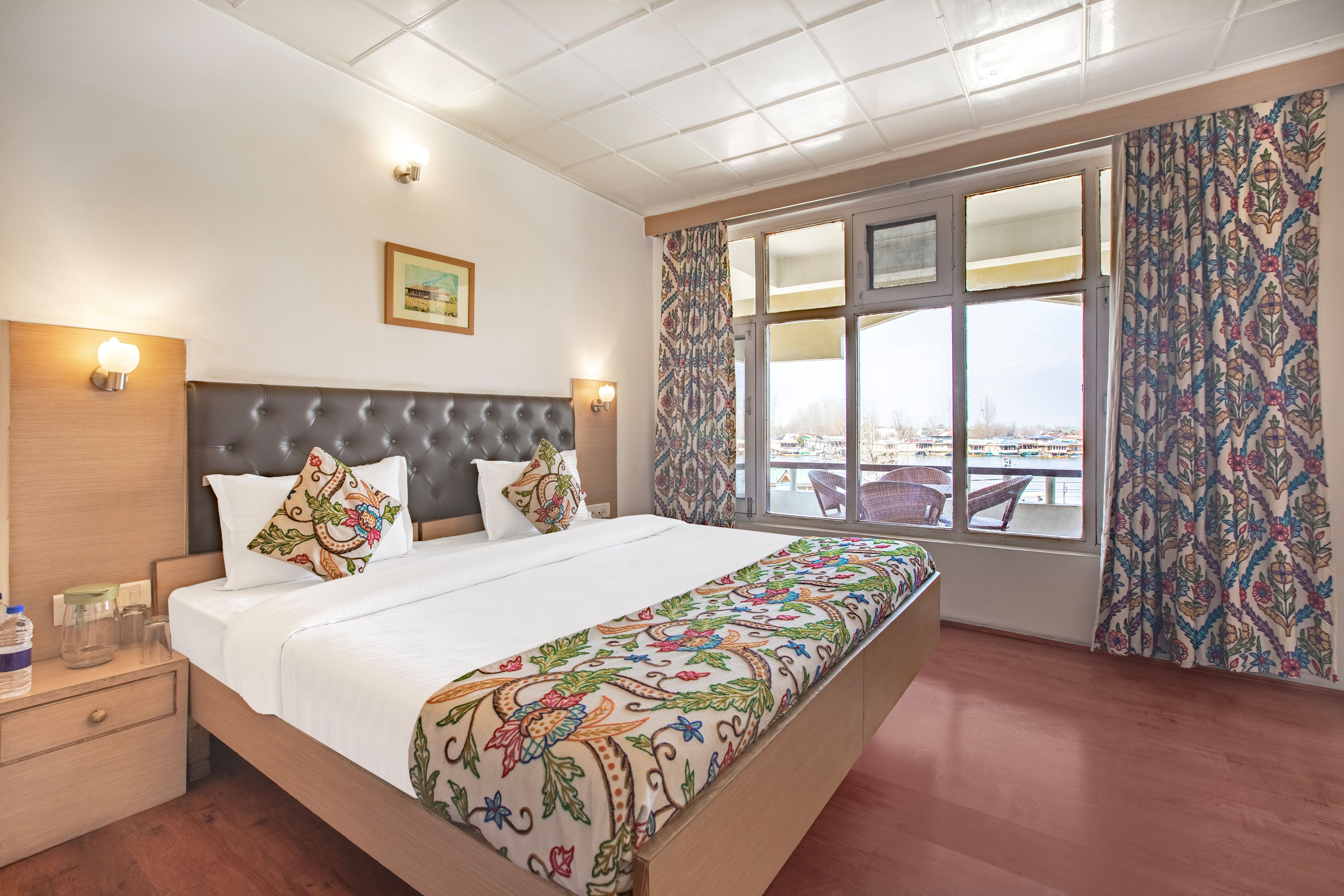 Deluxe Lake View Suite Air conditioned image 2